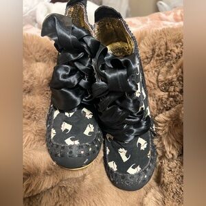 Shoes with little doggies on them size 6 
Brand new 
No box 
No tag